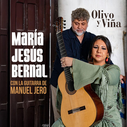 María Jesús Bernal con la guitarra de Manuel Jero - Olivo y viña