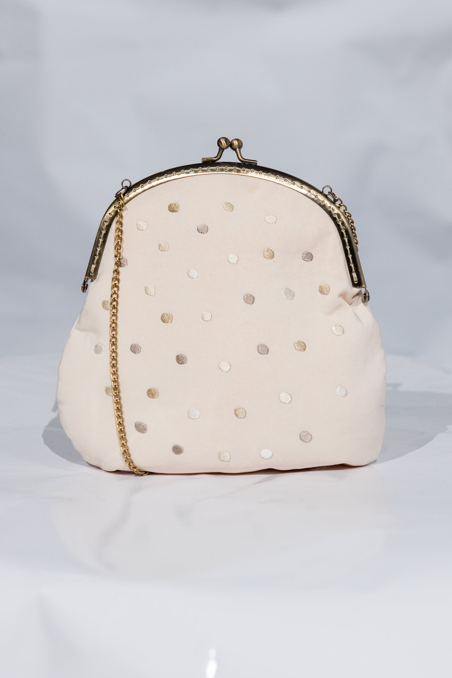 Cartera Artesanal de seda bordada