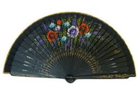 Abanico negro con calados y motivo floral