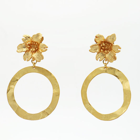 Gold earrings with flower